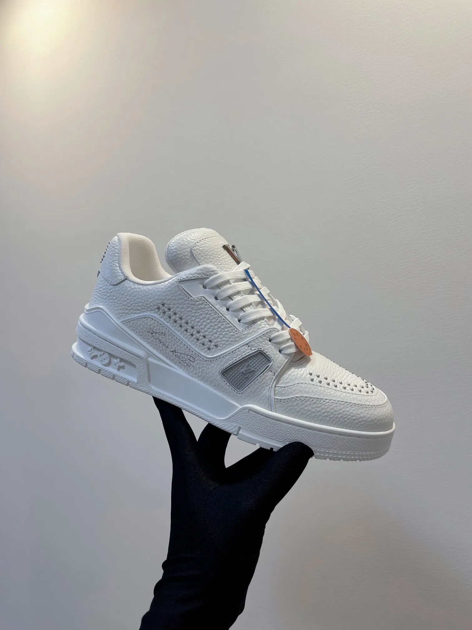 👟👟Ex-factory price 740👟👟 LV Trainer Sneaker provides a sense of security as always, the real thing looks better and more refined than the picture! 💕Dream love shoes beat ~ 99% dopamine, versatile, candy color is really sweet... full of vitality 🆙🆙 Luxurious quality, superimposed temperament attributes, exclusive fashion sense, easy to handle 🌷 ▪️ Made of large pebbled upper material, TPU gloss combination sole, bend-resistant plastic support piece, insole embedded with super soft latex material ▪️ Men's and women's sizes 35-45 Original box packaging accessories
